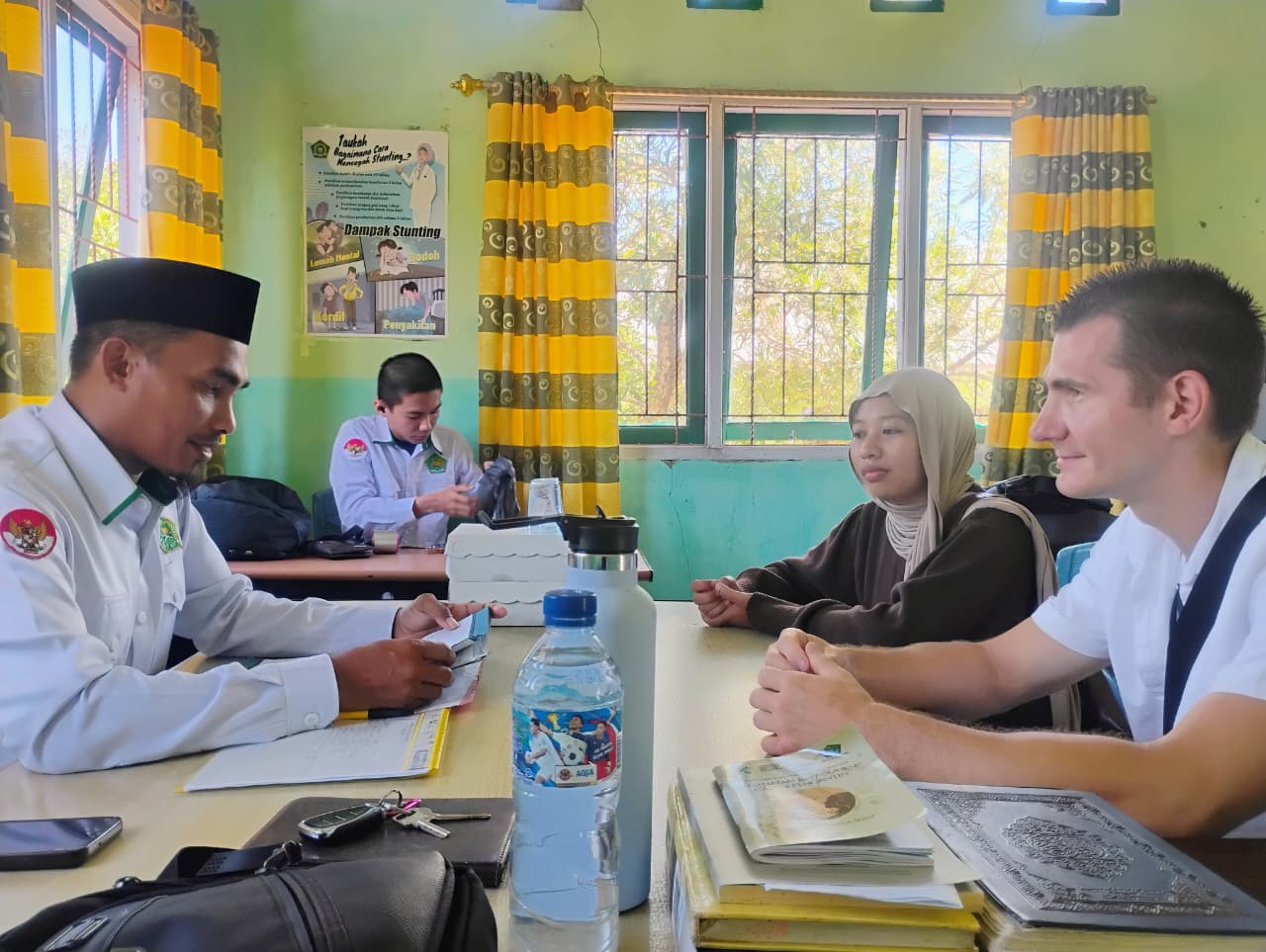 Penyuluh Agama Islam KUA Malili memberikan konsultasi kepada calon pengantin dari Polandia dan Luwu Timur.
